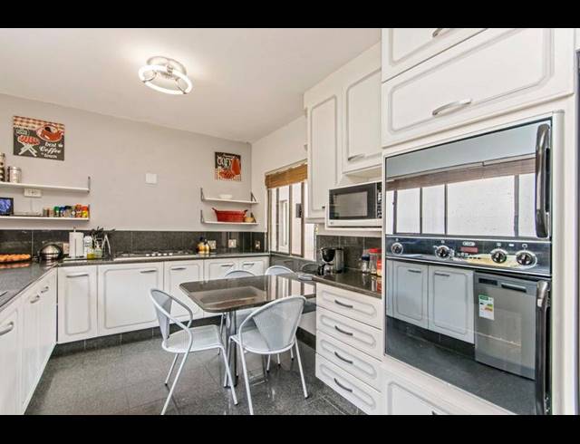 6 BEDROOM HOUSE FOR SALE IN BRYANSTON